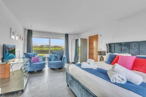 4 bedrooms, desk, iron/ironing board, travel crib