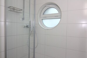 Douche, serviettes fournies
