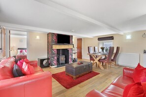 Smart TV, chimenea, videojuegos y tenis de mesa 