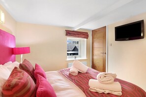 2 bedrooms, iron/ironing board, travel cot, free WiFi