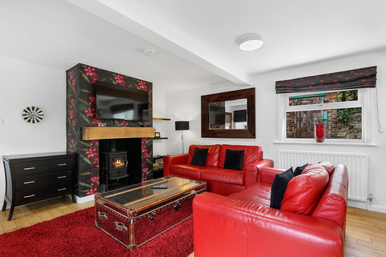 TV connectée, cheminée, table de tennis de table, livres