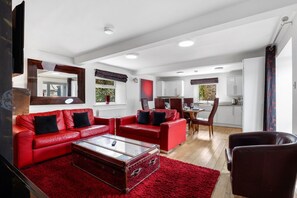 Smart TV, fireplace, ping pong, stereo