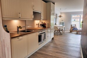 Fridge, oven, stovetop, dishwasher - Das Ferienhus in Tönning (Tönning)