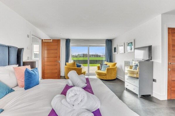 4 habitaciones, tabla de planchar con plancha y cuna de viaje 