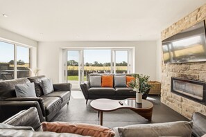 Smart TV, fireplace, video games, ping pong - The Duchess - North East Escapes (Bamburgh)