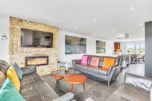 TV connectée, cheminée, jeux vidéo, table de tennis de table