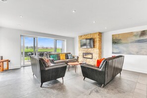 Smart TV, chimenea, videojuegos y tenis de mesa 