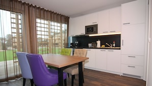 Wasserkocher mit Kaffee-/Teezubehör, Kühlschrank, Mikrowelle, Ofen