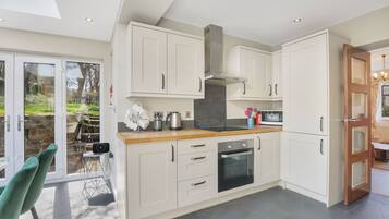 Een koelkast, een magnetron, een oven, een kookplaat