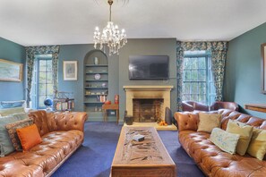 Smart TV, fireplace, ping pong, books