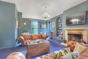 Smart TV, chimenea, tenis de mesa y libros