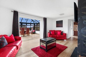 TV connectée, cheminée, jeux vidéo, table de tennis de table