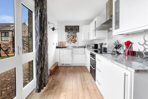 Fridge, microwave, oven, stovetop - St Aidans Cottage - North East Escapes (Bamburgh)