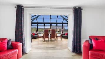 Smart-TV, peis, videospill og bordtennis