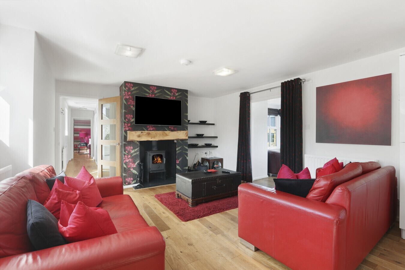 Smart TV, caminetto, tavolo da ping pong, impianto stereo