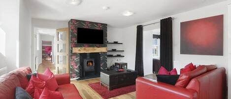 TV connectée, cheminée, table de tennis de table, chaîne hi-fi