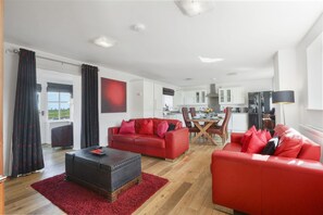 Smart TV, fireplace, table tennis, stereo