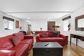 Smart TV, chimenea, mesa de ping pong, estéreo