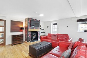 Smart TV, chimenea, mesa de ping pong, estéreo