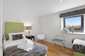 4 habitaciones, tabla de planchar con plancha y cuna de viaje 