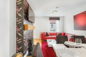 Älytelevisio, takka, kirjoja, stereot