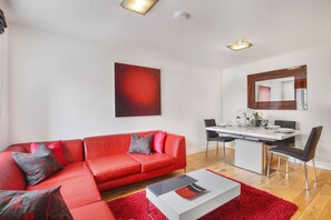 Smart TV, chimenea, estéreo