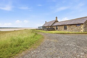 Un edificio de piedra con un letrero que dice 'Bamburgh First'.