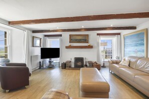 Smart-tv, een open haard, boeken en een stereo