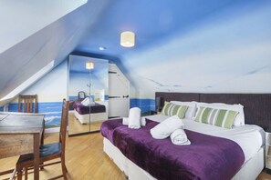 4 dormitorios, tabla de planchar con plancha, cuna de viaje