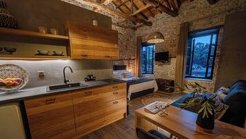 1 habitación, escritorio y espacio para trabajar con laptop