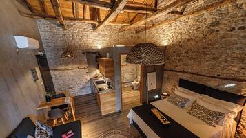 1 habitación, escritorio y espacio para trabajar con laptop