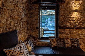 Escritorio, espacio para trabajar con laptop y wifi gratis