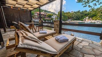 Deluxe suite, uitzicht op zee | Terras