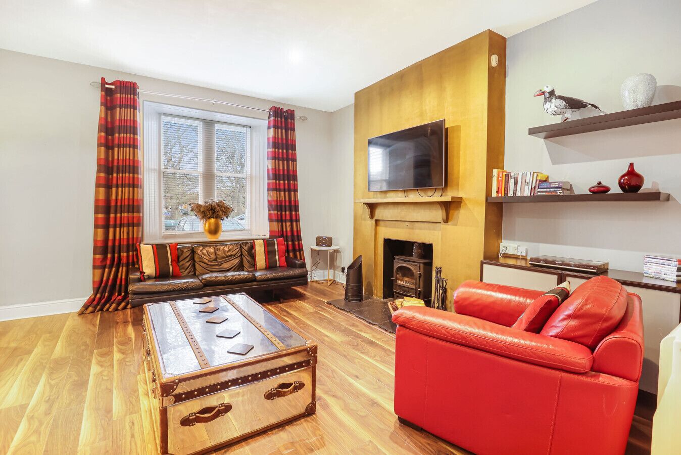 Smart-TV, Kamin, Stereoanlage