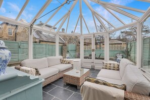 Smart-tv, een open haard, boeken en een stereo