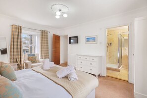 4 slaapkamers, een strijkplank/strijkijzer, reisbedje, gratis wifi