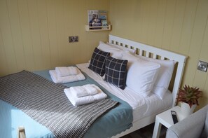 1 bedroom, free WiFi, bed sheets - The Warren, Hot Tub 1 pet allowed Onsite Fishing (Stape)