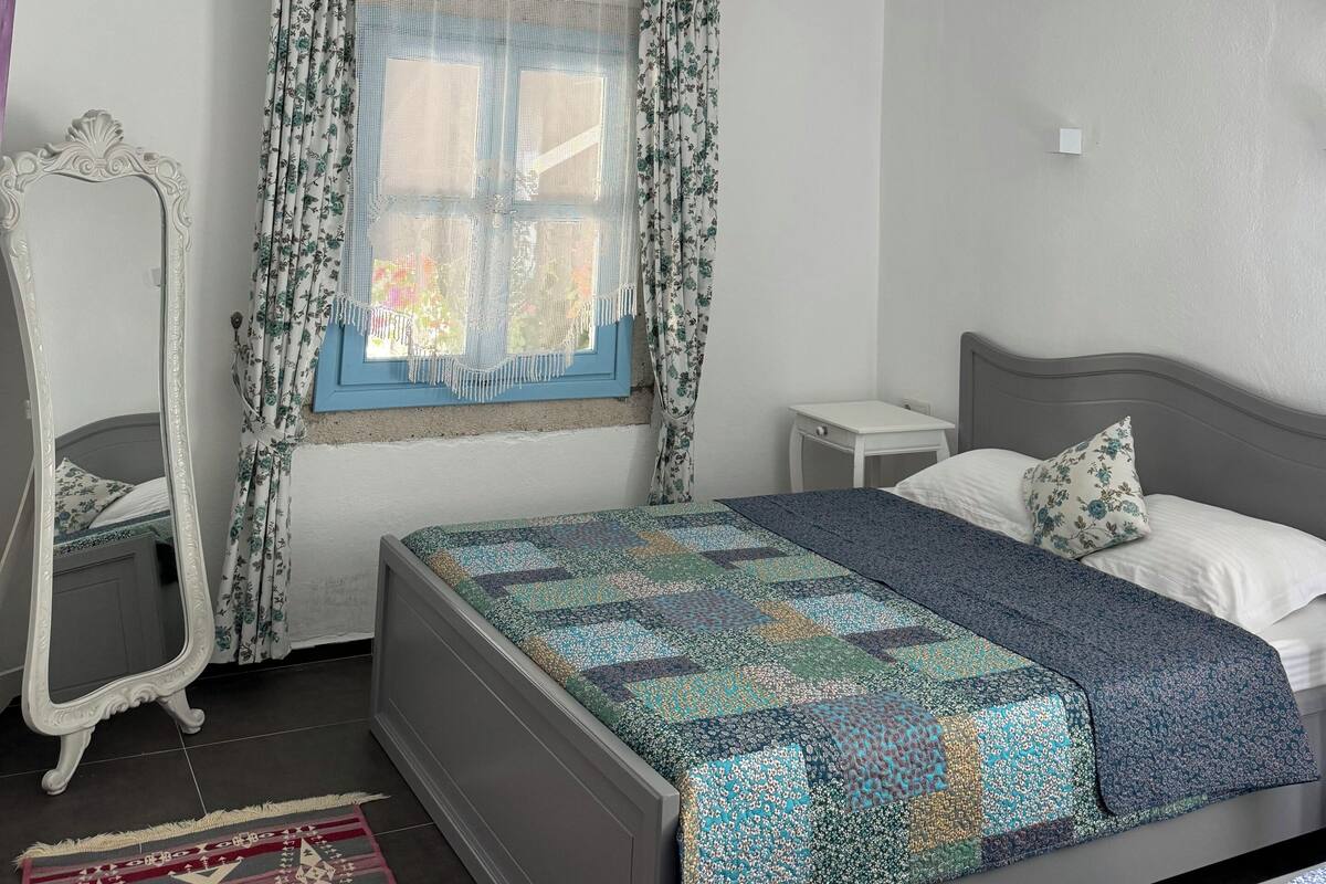 Economy Quadruple Room, City View
