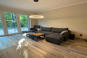 Smart TV, fireplace, stereo