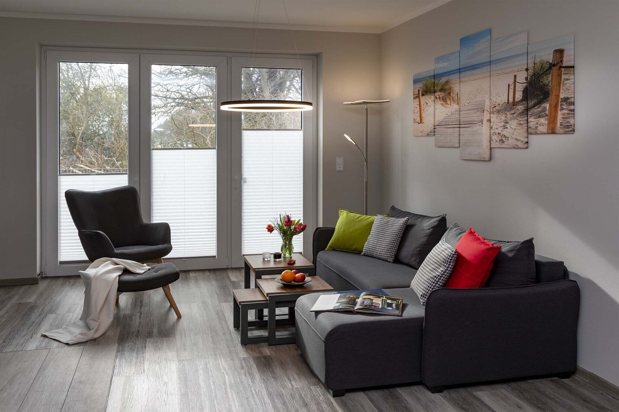Een smart-tv, een open haard en een stereo