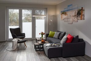 Smart TV, fireplace, stereo