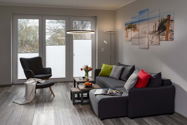 Smart TV, fireplace, stereo