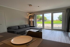 Smart-tv, eldstad och en stereo