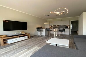 Smart-tv, eldstad och en stereo