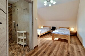 6 bedrooms, desk, WiFi
