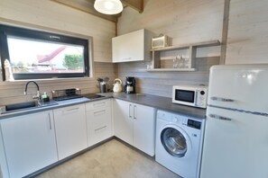 Kühlschrank, Mikrowelle, Herdplatte, Geschirrspüler