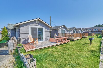 Romantic, Walk to Town and Beach, Pets Ok (Akari1)