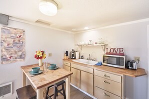 Refrigerador, microondas, parrilla de estufa y cafetera y tetera 