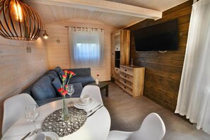 Una Smart TV, un futbolín, una mesa de tenis de mesa