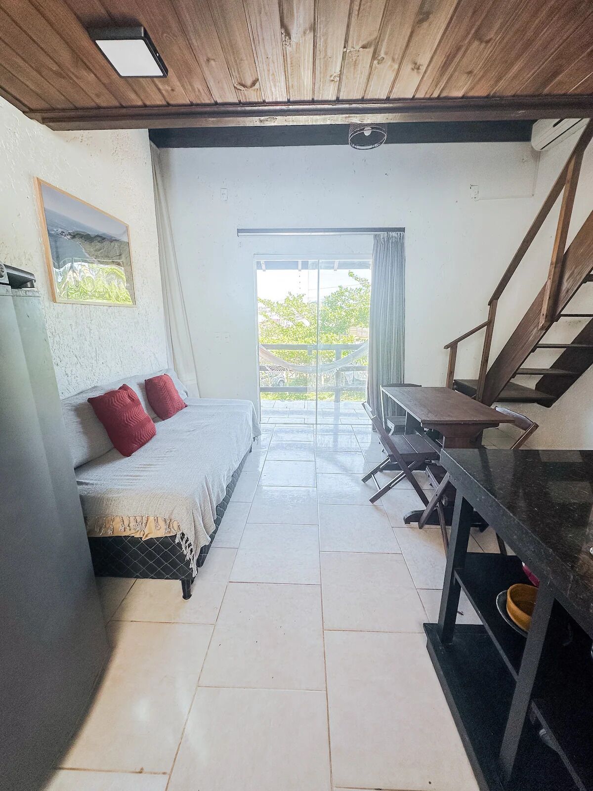 标准开间套房 | 起居区 | 32-英寸智能电视（配备数码频道）